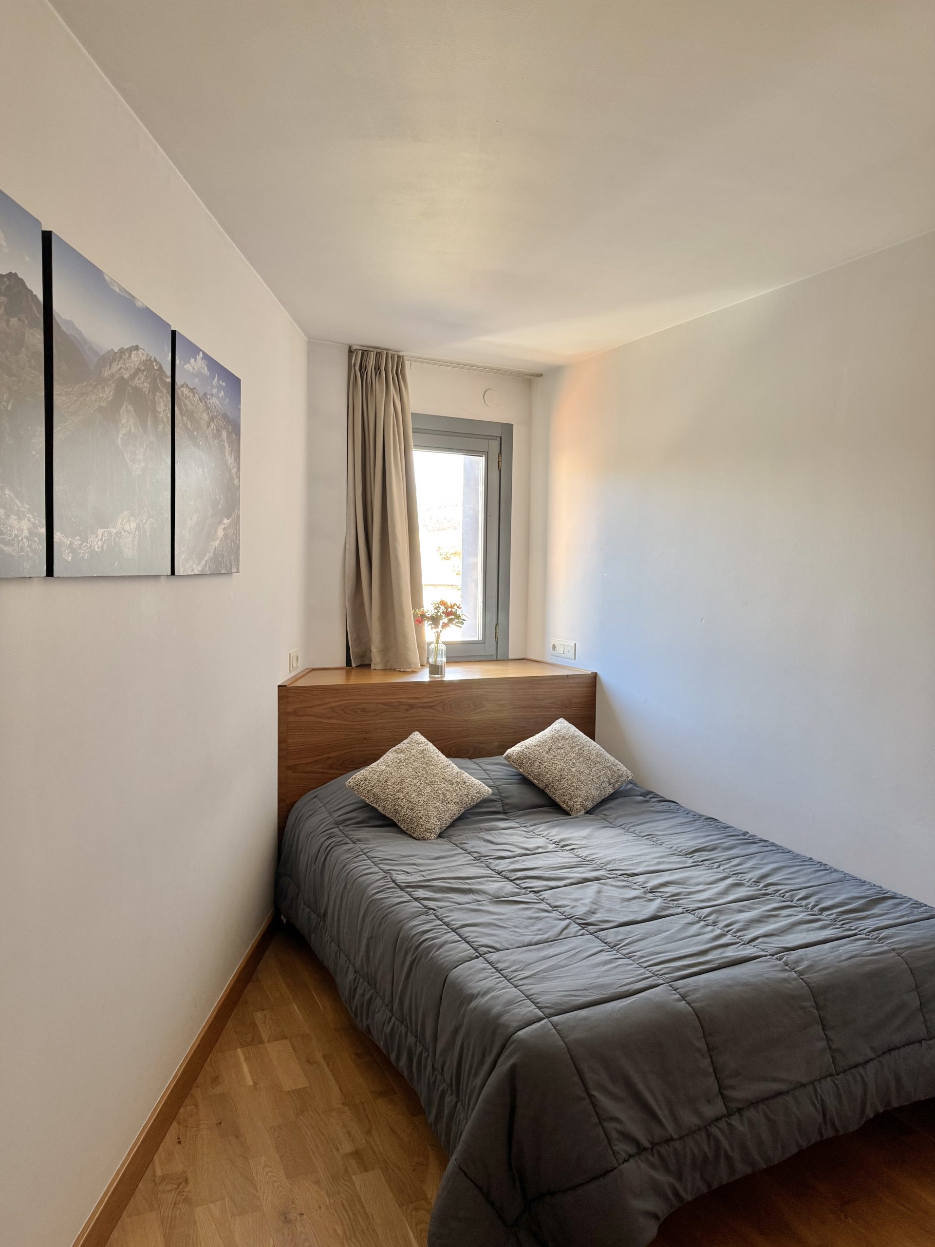 Chambre avec lit double, linge de lit soigné, parquet au sol et décoration chaleureuse dans un appartement de l’Appart'hôtel Cerdanya.
